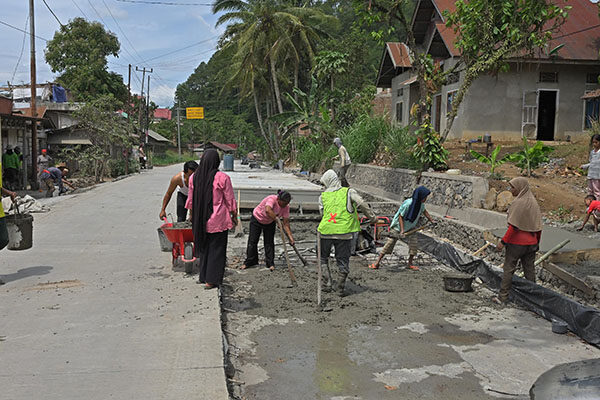 Pemprov Perbaiki Jalan Penghubung Payakumbuh–Lintau, Progresnya Sudah Mencapai 50 Persen 1 PERBAIKAN JALAN— Progres perbaikan jalan penghubung Payakumbuh–Lintau sepanjang 1,3 kilometer yang dilakukan Pemprov Sumbar melalui Dinas BMCKTR sudah mencapai 50 persen. Warga menyambut gembira pembangunan ini, mereka merasa keresahannya mendapat jawaban positif dari Pemprov Sumbar.
