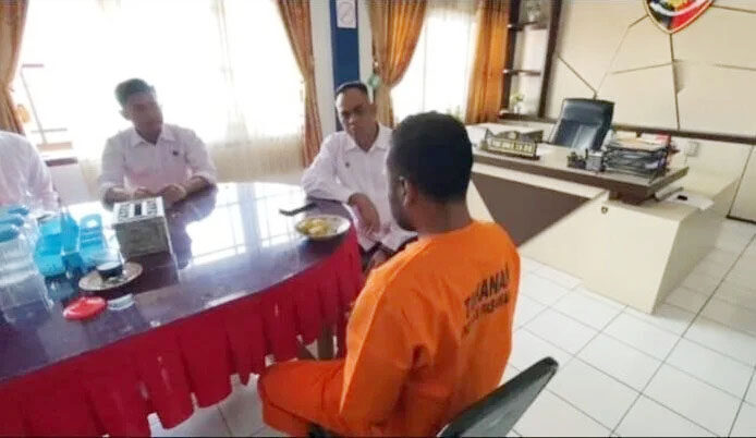 Sadis! Pemuda 37 Tahun Tembak Tetangga hingga Tewas, Gagang Senapan Dipukul ke Kepala Korban sampai Patah, Pelaku Diduga Pemakai Narkoba, Ngaku dapat Bisikan Aneh 1 TEMBAK TETANGGA— Pelaku MI (37) menjalani pemeriksaan di Mapolres Pasaman usai menembak tetangganya hingga tewas.