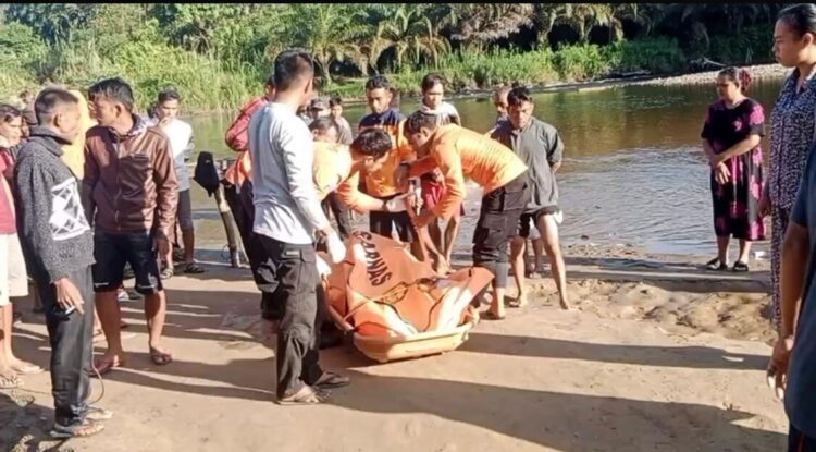 Penembak Ikan Tewas Terjepit Batu di Dasar Sungai 1 EVAKUASI— Tim SAR gabungan mengevakuasi
jenazah penembak ikan yang tewas terjepit batu di dasar sungai, Jorong Tanjuang Jajaran, Nagari Galuguah, Kecamatan Kapur IX.