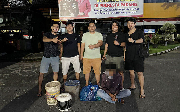 Pemuda Pengangguran Bobol Warung Kelontong 1 PENCURI— Pelaku Robi (19) ditangkap Tim Klewang Polresta Padang atas kasus pencurian di warung kelontong.