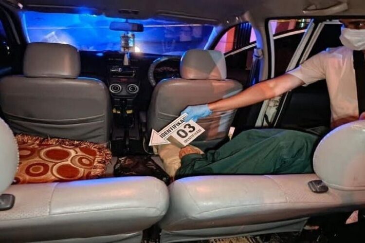 Pensiunan Dosen Ditemukan Meninggal dalam Mobil 1 OLAH TKP— Polisi melakukan olah TKP penemuan mayat pensiunan dosen di di Jalan M Yamin No. 20, Kota Padangpanjang.