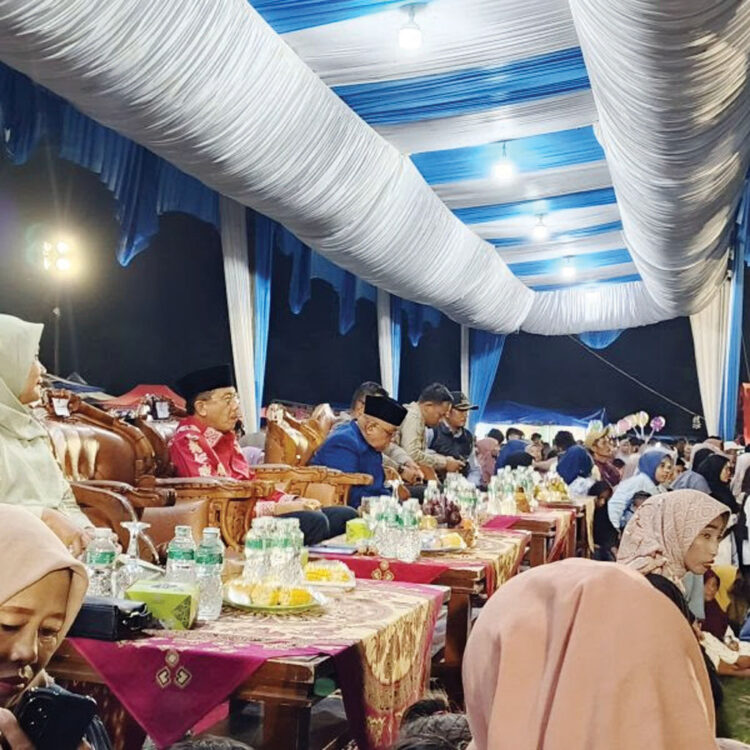 Penutupan Peringatan Perang Manggopoh ke-117 dan HUT Lubuk Basung ke-32, Semangat Sejarah untuk Masa Depan Agam 1 PENUTUPAN ACARA— Sekda Kabupaten Agam, Drs Edi Busti MSi, menghadiri penutupan rangkaian Peringatan Perang Manggopoh ke-117 dan HUT ke-32 Lubuk Basung sebagai Ibu Kota Kabupaten Agam, di Lapangan Gor Buya Hamka Jorong Pasa Durian Manggopoh, Lubuk Basung, Sabtu (26/7).