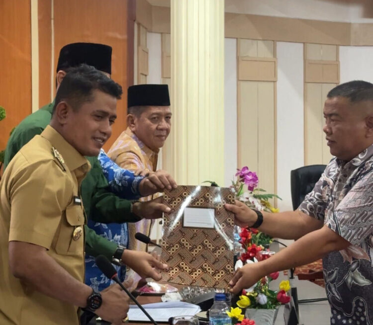 Jon Firman Pandu Tegaskan, Ekonomi Makro, Kesejahteraan Guru dan UHC Jadi Prioritas 1 HASIL PANSUS— Bupati Solok Joni Firman Pandu saat penyampaian laporan hasil kegiatan Pansus Reklamasi Danau Diatas oleh Ketua Pansus DPRD, Hafni Hafiz.