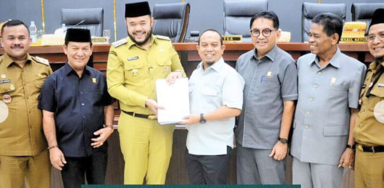 Wako Padang Serahkan Rancangan APBD 2026 ke DPRD, Pendapatan Daerah Ditargetkan Rp2,9 Triliun 1 PENYERAHAN RANCANGAN APBD 2026—Wali Kota Padang Fadly Amran, menyerahkan Rancangan KUA-PPAS APBD tahun 2026, kepada Ketua DPRD Padang Muharlion, Senin (14/7).