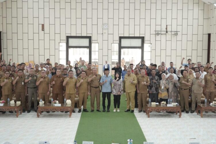 Integrasikan Rencana Pembangunan Daerah dengan Potensi Nagari, Pemkab Solsel- KKI Warsi Perkuat Sinergi Perhutanan Sosial 1 PENGUATAN SINERGI MULTIPIHAK— Wakil Bupati Solok Selatan, Yulian Efi menghadiri kegiatan Forum Komunitas Konservasi Indonesia (KKI) WARSI bersama Pemerintah Kabupaten Solok Selatan dalam penguatan sinergi multipihak bersama dinas instansi di Kabupaten Solok Selatan dan kelompok-kelompok masyarakat pengelola usaha Perhutanan Sosial, Selasa (8/7).