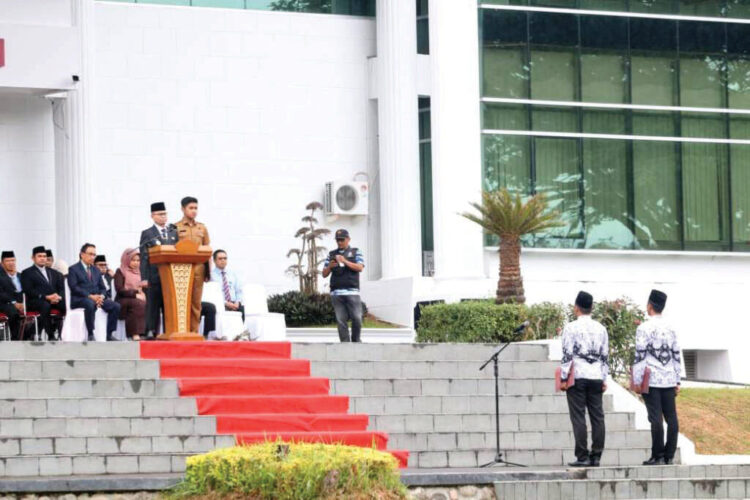 UPACARA HARKOPNAS— Pemko Bukittinggi menggelar upacara peringatan Harkopnas ke-78 di halaman Balai Kota Bukittinggi, Senin (14/7). Upacara dipimpin oleh Wakil Wali Kota Bukittinggi, H. Ibnu Asis, dan dihadiri unsur Forkopimda, Sekretaris Daerah, ASN, serta tamu undangan lainnya.