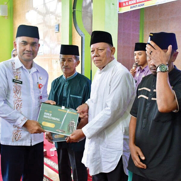Semangat Baru di Tahun Baru Islam, Nagari Sitalang Gulirkan Program Keagamaan dan Pendidikan 1 PELUNCURAN BUKU— Walinagari Sitalang, Indra Saputra, memperkenalkan program dan peluncuran “Buku Monitoring Pejuang Subuh”, sebuah panduan shalat subuh bagi anak-anak yang merupakan bagian dari program “Bangkik dari Surau”.