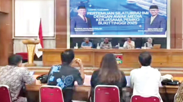 Silaturahmi Pemko dan Insan Pers, Perkuat Komunikasi Dua Arah 1 SILATURAHMI—
Pemko Bukittinggi melalui Diskominfo gelar pertemuan silaturahmi bersama awak media,
di Aula Balaikota, Jumat (4/7). Dalam pertemuan itu, Wali Kota Bukittinggi, Ramlan Nurmatias pastikan kerjasama dengan media massa tahun ini,
dimulai 1 Juli 2025.