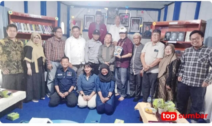 Wakili Kota Sawahlunto, Perpustakaan Desa Silungkang Tigo Melaju Tingkat Provinsi 1 PENILAIAN PERPUSTAKAAN TERBAIK—Asisten I Pemko Sawahlunto Drs. Irzam, K.MM mendampingi tim penilai Provinsi
saat melakukan penilaian Perpustakaan Desa Silungkang Tigo