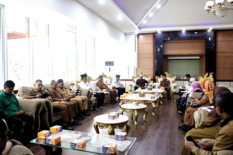 Dakwah Akbar se-Sumbar di Bukittinggi, 10 Ribu Jamaah Siap Padati GOR Bermawi 1 RAPAT KOORDINASI— Pemko bersama BKMT Bukittinggi gelar rapat koordinasi di balaikota, Selasa (29/7), dalam rangka persiapan Bukittinggi sebagai tuan rumah kegiatan dakwah akbar se-Sumatra Barat, yang akan dilaksanakan di GOR Bermawi, 3 Agustus 2025 mendatang.