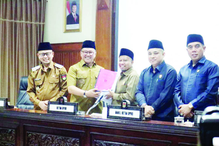 Wako Hantarkan KUPA PPAS 2025, DPRD Setujui Raperda Pertanggungjawaban 2024 1 HANTARKAN NOTA KUPA PPAS— Wali Kota Bukittinggi, Ramlan Nurmatias hantarkan nota KUPA PPAS Perubahan 2025 dan Raperda RPJMD Bukittinggi 2025-2029 pada sidang paripurna
yang digelar Senin (14/7).