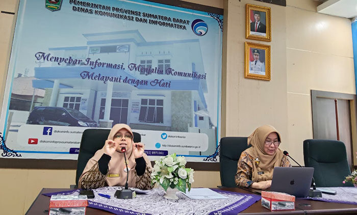 Wujudkan Sumbar Lumbung Pangan Nasional, Tingkatkan Produktivitas, Efisiensi Usaha dan Kesejahteraan Petani Berkelanjutan 1 JUMPA PERS— Kepala Dinas Perkebunan Tanaman Pangan dan Hortikultura (Disbuntanhor) Sumbar, Febrina Tri Susila Putri didampingi Kepala Dinas Kominfotik Sumbar, Siti Aisyah saat jumpa pers,
Kamis (3/7) di Aula Dinas Kominfotik Sumbar.