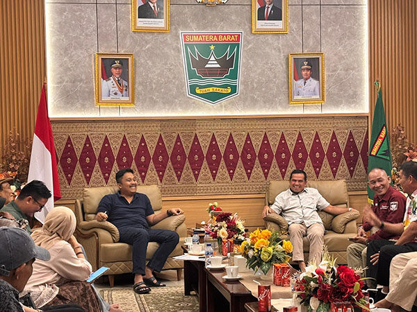 Komisi VI DPR Dukung dan Optimalkan Potensi Pertanian di Kabupaten Solok 1 DUKUNG POTENSI DAERAH— Wakil Buipati Solok Chandra melakukan pertemuan dengan Wakil Gubernur Sumbar Vasko Ruseimy
dan juga anggota DPR RI Rahmat Saleh.