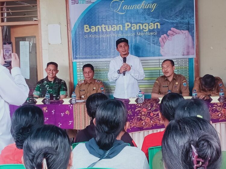 Perum Bulog Launching Bantuan Pangan di Mentawai 1 LAUNCHING—Perusahaan Umum (Perum) Badan Urusan Logistik (Bulog) bersama Pemerintah Kabupaten (Pemkab) Kepulauan Mentawai saat Launching bantuan pangan beras bulog bertempat di Desa Tuapejat.