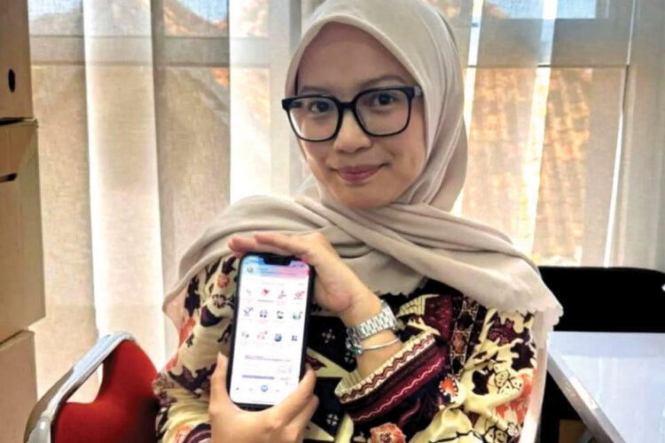 Peserta JKN Puji Layanan IGD RSAM Bukittinggi, “Tidak Ada Perbedaan, Semua Dilayani Sama” 1 APRESIASI— Program JKN terus menuai apresiasi dari masyarakat. Salah satunya datang dari
Rani (21), peserta aktif JKN segmen Pekerja Penerima Upah (PPU), yang baru-baru ini mendapatkan
pelayanan medis di IGD RSAM Bukittinggi.