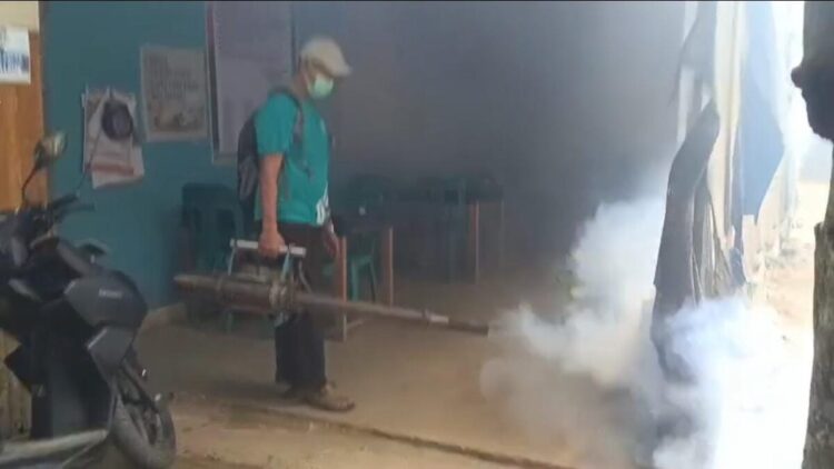 Tujuh Warga di Limapuluh Kota Terjangkit DBD 1 FOGGING— Petugas dari Dinas Kesehatan Kabupaten Limapuluh Kota melakukan fogging atau pengasapan di Nagari Lubuak Batingkok, Kecamatan Harau.