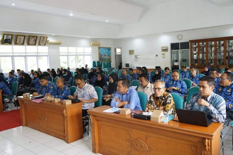 Wabup Ahmad Fadly, Pimpinan Rapat Monev Triwulan II 1 RAPAT MONEV— Wabup Ahmad Fadly memimpin rapat monitoring dan evaluasi kegiatan pembangunan pada kondisi triwulan II tahun anggaran 2025 di aula Kantor Bupati, Pagaruyung,