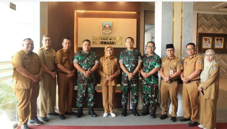 Letkol Inf Reno Handoko Pamit, Letkol Czi Joko Stradona Disambut Wabup Dharmasraya 1 SILATURAHMI— Jajaran Kodim 0310/SSD menggelar silaturahmi dengan Wabup Dharmasraya Leli Arni dalam rangka pamitan pejabat lama Letkol Inf Reno Handoko dan memperkenalkan pejabat baru Letkol Czi Joko Stradona, di kantor bupati, Selasa (8/7).