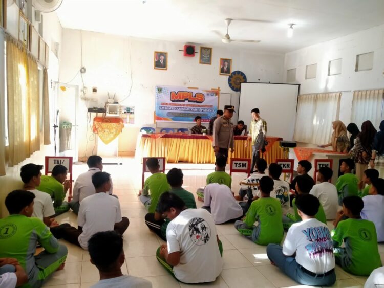 Polda Sumbar Edukasi Siswa Baru SMK Muhammadiyah Padang, Sosiliasikan Bahaya Narkoba, Pornografi hingga Tawuran 1 SOSIALISASI— Personel Bidhumas Polda Sumbar saat menyosialisasikan
bahaya narkoba, pornografi hingga tawuran kepada siswa
baru di SMK Muhammadiyah Padang.