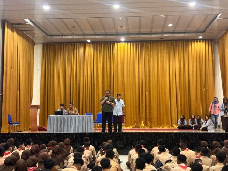 Polda Sumbar Ajak Siswa SMK Jauhi Narkoba dan Kenakalan Remaja 1 SOSIALISASI— Dirresnarkoba Polda Sumbar, Kombes Pol Wedy Mahadi saat memaparkan materi
tentang bahaya narkoba da kenakalan remaja.