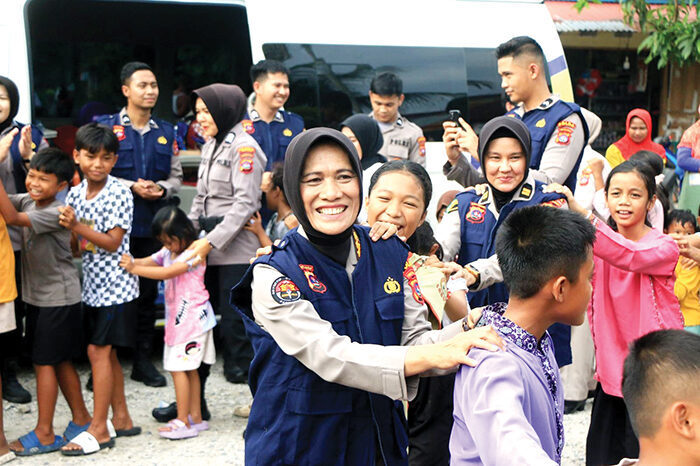 Polda Sumbar Berikan Trauma Healing kepada Anak-Anak Padang Sarai 1 TRAUMA HEALING— Kabid Humas Polda Sumbar Kombes Pol Susmelawati Rosya dan Kabag Psikologi AKBP Fachru Rozie serta diikuti dari Polwan Polresta Padang dan Polsek Koto Tangah, memimpin langsung kegiatan trauma healing dari Biro SDM Polda Sumbar untuk anak-anak di Kelurahan Padang Sarai.
