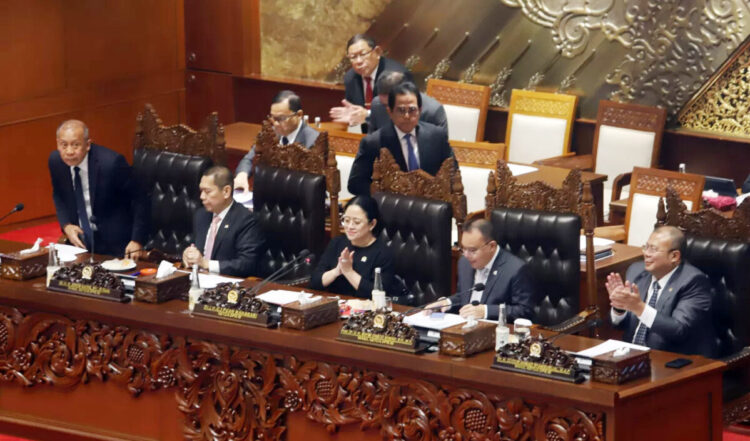 Sikapi Putusan MK soal Pemilu Nasional dan Daerah Dipisah, Ketua DPR: Semua Partai akan Berkumpul 1 PARIPURNA— Ketua DPR Puan Maharani (tengah) usai memimpin Rapat Paripurna ke-20 DPR RI Pembukaan Masa Persidangan IV Tahun
Sidang 2024-2025 di Kompleks Parlemen,
Senayan, Jakarta, Selasa (24/6).