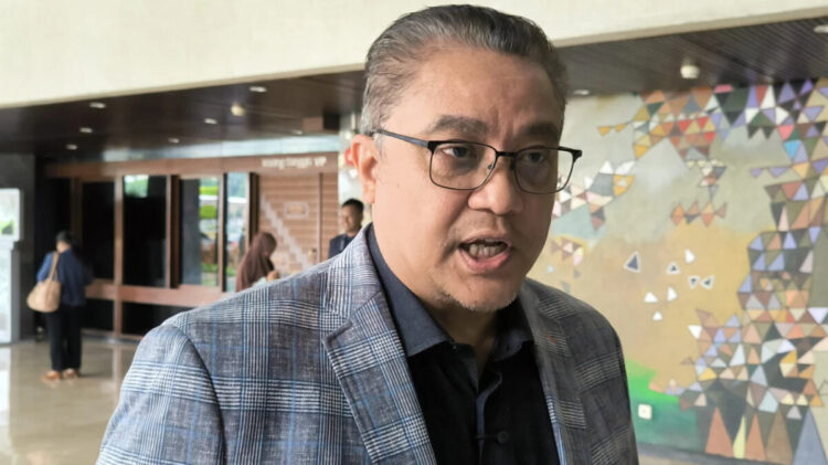 WAWANCARA— Wakil Ketua Komisi II DPR RI, 
Dede Yusuf saat diwawancarai wartawan.