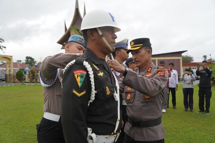 Polres Gelar Apel Pasukan Operasi Patuh Singgalang 2025 1 PASANG TANDA PESERTA— Anggota POM TNI AD menerima pemasangan tanda peserta razia Operasi Patuh Singgalang 2025.di halaman Mapolres, Senin (14/7).