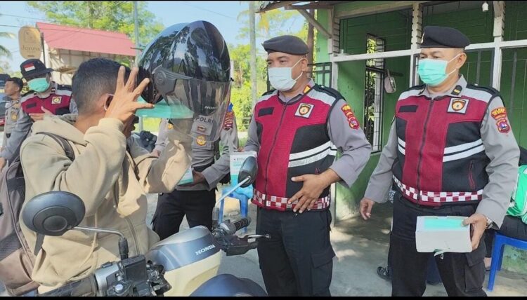 Kualitas Udara Menurun, Polres Limapuluh Kota Bagikan Ratusan Masker 1 BAGIKAN MASKER— Polres Limapuluh Kota, membagi-bagikan ratusan masker gartis untuk mengantisipasi ISPA akibat karhutla di kawasan Lembah Harau.