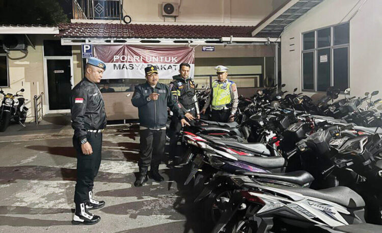 Polresta Bukittinggi Gagalkan Aksi Balap Liar 1 OPERASI CIPTA KONDISI— Polresta Bukittinggi kembali menunjukkan komitmennya dalam menjaga ketertiban lalu lintas dengan menggelar operasi cipta kondisi pada Minggu dini hari (13/7). Operasi ini menyasar aksi balap liar yang kerap meresahkan masyarakat di sejumlah titik rawan di kota tersebut.