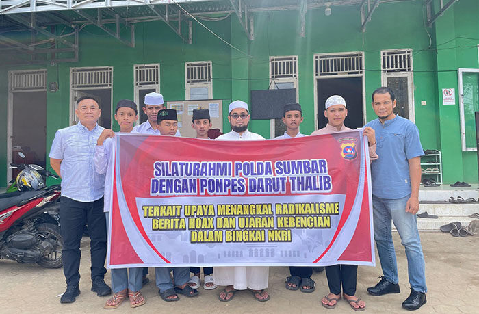 Ponpes Darut Thalib Tolak Paham Radikalisme dan Ujaran Kebencian 1 SILATURAHMI— Pimpinan Ponpes Darut Thalib, Boby Gustiadi Thalib Bu’ulolo bersama perwakilan Polda Sumbar.