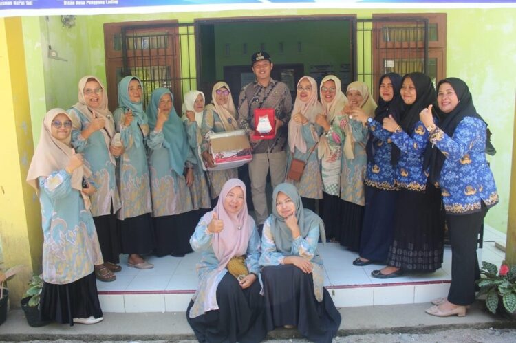 Posyandu Wilayah Kerja Puskesmas Kurai Taji Menjadi Lokasi Kaji Tiru 1 ROMBONGAN— Kedatangan rombongan Pemerintah Nagari Tanjung Balik dengan Walinagarinya Andi Altoni diterima langsung Kepala Puskesmas Kurai Taji, dr. Hendri didampingi Kepala Desa Punggung Lading, Aulia Mardhi Arif di Kantor Desa Punggung Lading.