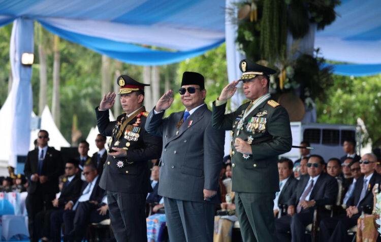 Kejagung Ungkap Sejumlah Kasus Besar, Presiden Prabowo Dianggap Tunjukkan Komitmen Lawan Korupsi 1 BERI HORMAT— Presiden Prabowo Subianto bersama Kapolri Jenderal Polisi Listyo Sigit Prabowo dan Panglima TNI Jenderal TNI Agus Subiyanto.