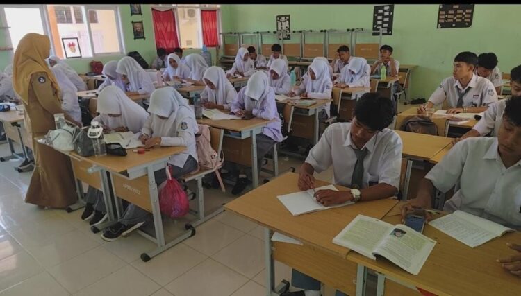 SMA Negeri 5 Payakumbuh Masih Kekurangan Siswa 2 Rombel 1 MASIH KEKURANGAN SISWA— Para siswa SMAN 5 Payakumbuh saat mengikuti Proses Belajar Mengajar (PBM) telah dimulai sejak pekan lalu. Hingga saat ini, SMAN 5 maish kekurangan 2 rombel.