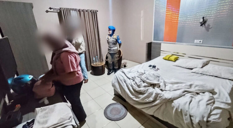 4 Pasangan Mesum Terjaring Razia di Hotel, Tisu Magic dan Alat Kontrasepsi jadi Bukti 1 RAZIA— Pesonel Pol PP Payakumbuh mengamankan pasangan mesum di kamar hotel di Kawasan Balai Panjang, dan Kawasan Simpang Benteng.