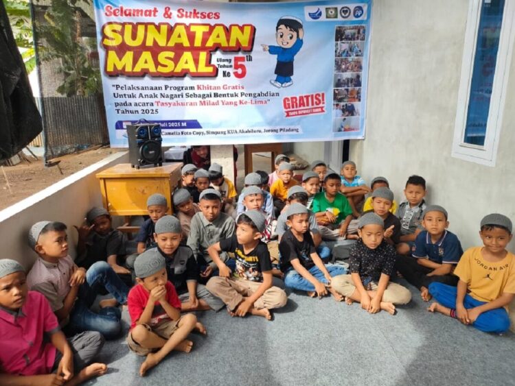 Tim Piladang Peduli Gelar Khitan Gratis 1 SUNAT MASAL— Puluhan anak-anak mengikuti khitan masal gratis Tim Piladang Peduli.