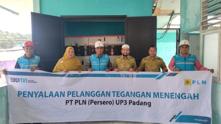 Atasi Permasalahan Listrik Padam dan Tegangan Rendah, RSUD Dr M Zein Painan Naikan Daya Listrik jadi 690 KPA 1 NAIKKAN DAYA—Tim PLN UP3 Padang secara simbolis melakukan penyalaan pelanggan tegangan menengah di RSUD Dr M Zein Painan.ist