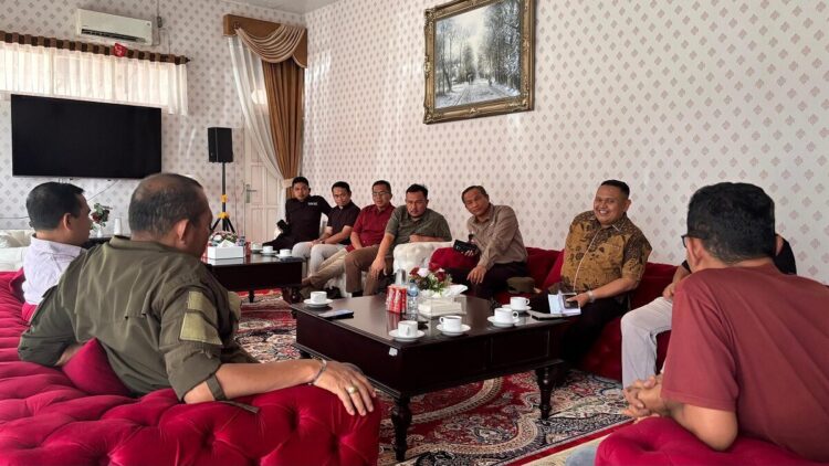 RAPAT KOORDINASI— Wakil Bupati Solok, Candra memimpin rapat koordinasi membahas anggap darurat Karhutla yang digelar di Rumah Dinas Wakil Bupati, kemarin.