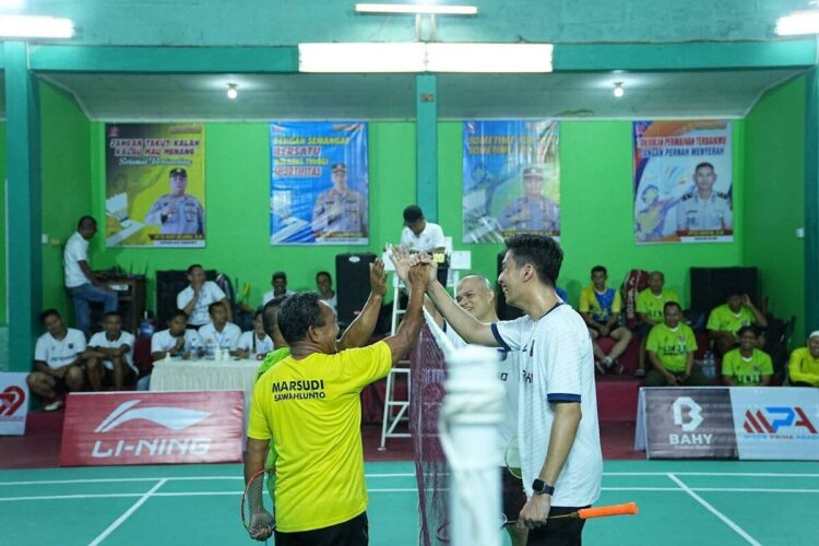 Wako Sawahlunto Buka Turnamen Badminton Kapolres Cup I 1 TURNAMEN BADMINTON— Wali Kota Sawahlunto Riyanda Putra usai membuka Turnamen Badminton Kapolres Sawahlunto Cup I yang digelar di Hall Badminton Kampung Surian, Kecamatan Barangin.