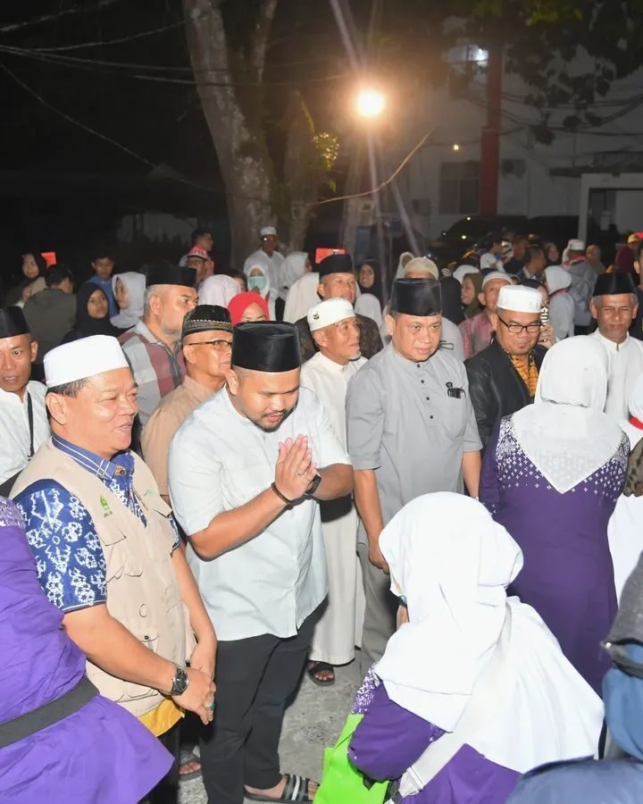 Disambut Langsung Wawako Jeffry, Rombongan Jamaah Haji Kloter 13 Tiba dengan Selamat 1 SAMBUT JEMAAH HAJI— Wakil Wali Kota Jeffry Hibatullah, menyambut kedatangan jemaah haji asal Kota Sawahlunto yang selamat sampai di tanah air.