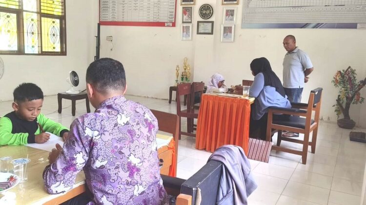 Masuki Awal Sekolah, SDN 21 Jalan Kereta Api Pariaman Lakukan Tes Psikologi Anak 1 TES PSIKOLOGI— SDN 21 Jalan Kereta Api, Kecamatan Pariaman Tengah, Kota Pariaman, mengadakan Tes Psikologi untuk siswa baru masuk SD, Minggu (13/ 7)