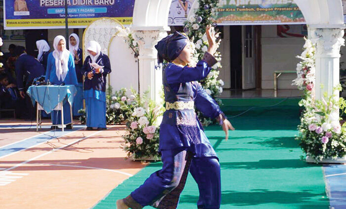 SMPN 1 Tutup MPLS dengan Penampilan Bakat Siswa 1 PENAMPILAN BAKAT— Siswa SMP 1 Padang menampilkan sejumlah bakat saat acara penutupan Masa Pengenalan Lingkungan Sekolah (MPLS), Jumat (18/7).