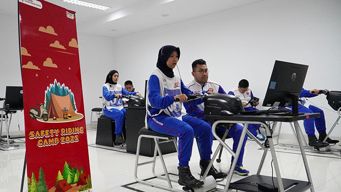 Bersama Yayasan AHM, Kembangkan Budaya Keselamatan Berkendara di Safety Riding Camp 2025 1 TEST COURSE— Para duta safety riding Lab sedang mengikuti pelatihan test course dan praktik berkendara secara virtual dengan menggunakan Honda Riding Trainer di ajang Safety Riding Camp 2025 di AHM Safety Riding & Training Center, Deltamas, Cikarang (8-10/7).