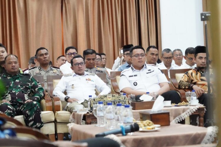 Bupati dan Wabup Ikuti Launching Logo HUT RI ke-80 1 LAUNCHING LOGO HUT RI— Bupati Eka Putra dan Wakil Bupati Ahmad Fadly beserta Forkopimda Tanah Datar, menyaksikan secara daring, launching logo peringatan Hari Ulang Tahun (HUT) Kemerdekaan RI ke 80 ldari Istana Kepresidenan, Jakarta Pusat, Rabu (23/7).