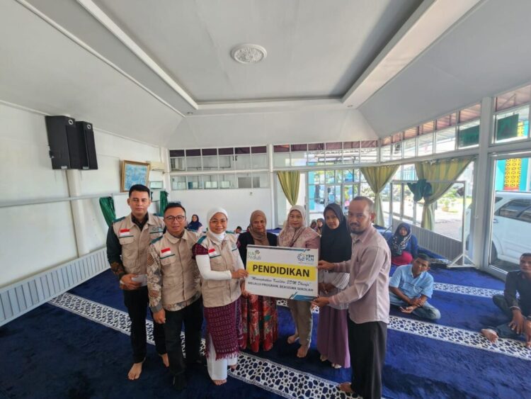 SERAHKAN BANTUAN—Pembina YBM PLN UP3 Padang Dian Widiana Kuswara, menyerahkan bantuan pendidikan untuk 18 orang mustahiq.