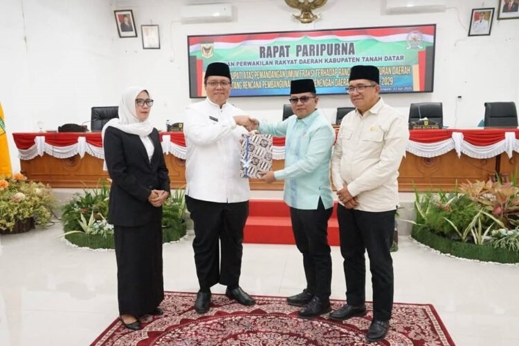 Jawaban Bupati Terhadap Pemandangan Fraksi DPRD, RPJMD Menjadi Dokumen dan Pedoman Instrumen Akuntabilitas Kepala Daerah 1 JAWABAN BUPATI— Ketua DPRD Anton Yondra menerima jawaban Bupati Tanahdatar yang diserahkan Wakil Bupati Ahmad Fadly, di gedung DPRD Tanahdatar.