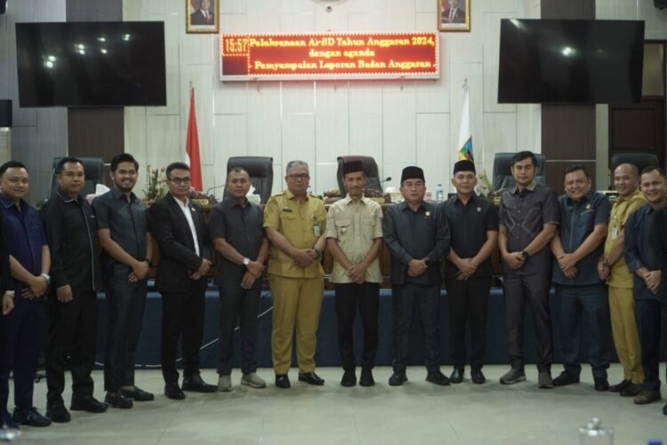 Wabup Solsel Sampaikan Nota Pengantar Rancangan Perubahan KUA dan PPAS APBD 2025, Belanja Daerah Diusulkan Rp877,9 Miliar 1 RAPAT PARIPURNA— Wakil Bupati Solok Selatan H. Yulian Efi berfoto bersama dengan unsur pimpinan DPRD usai Rapat Paripurna Penyampaian Nota Pengantar Rancangan Perubahan KUA dan PPAS APBD Tahun Anggaran 2025 ke DPRD, Selasa (29/7).