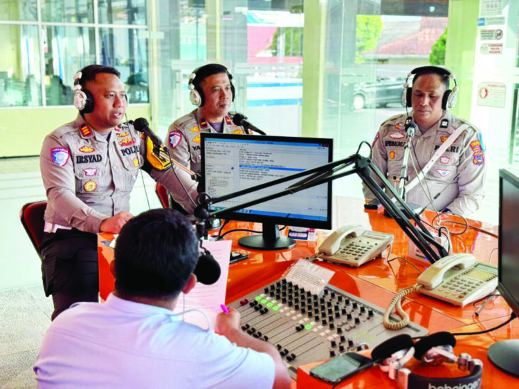 Tekan Angka Kecelakaan Lalin, Polresta Bukittinggi Optimalkan Pelaksanaan Operasi Patuh Singgalang 1 BINCANG PAGI— Kasat Lantas Polresta Bukittinggi saat mengisi dialog bincang pagi
di RRI Bukittinggi, Rabu (16/7).