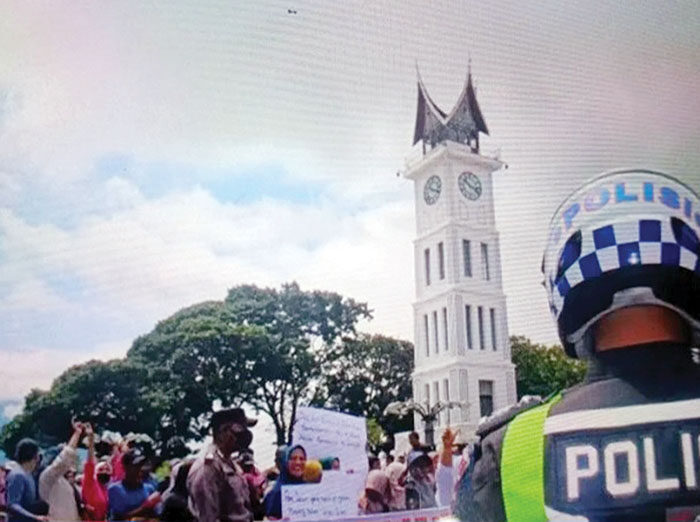 Tilang Elektronik Segera Berlaku di Bukittinggi, Tiga Titik Kamera ETLE Siap Awasi Pelanggar 1 TILANG ELEKTRONIK— Satlantas Polresta Bukittinggi akan segera memberlakukan sistem tilang elektronik atau Electronic Traffic Law Enforcement (ETLE) untuk meningkatkan ketertiban dan keselamatan berlalu lintas di wilayah tersebut.