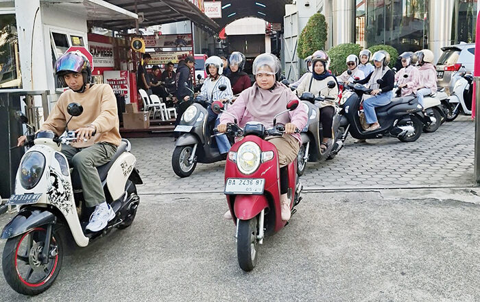 Scoopy Velocreativity Warnai Kota Padang, Perempuan Pecinta Motor Tunjukkan Aksi dan Kreativitas 1 SCOOPY VELOCREATIVITY— Semangat kolaborasi dan kreativitas kaum muda, khususnya perempuan pecinta motor, mewarnai gelaran ‘Scoopy Velocreativity’ yang digelar oleh PT Hayati Pratama Mandiri (HPM), selaku Main Dealer Sepeda Motor Honda wilayah Sumatera Barat, Sabtu (19/7).